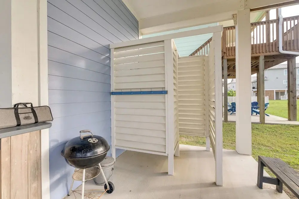 Galveston Home w/ Pool Access, Walk to Beaches!