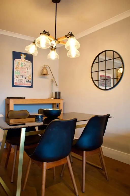 Large 2 Bedroom Flat in Leith With Free Parking