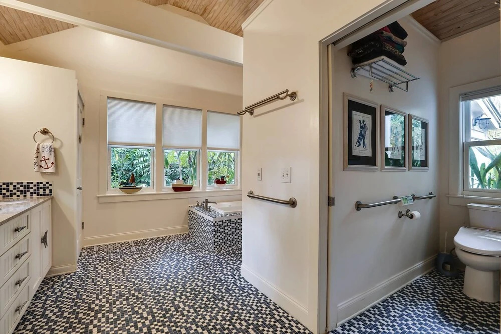 Boat House by Avantstay Character Cottage Central Location w/ Shared Pool Month Long Stays