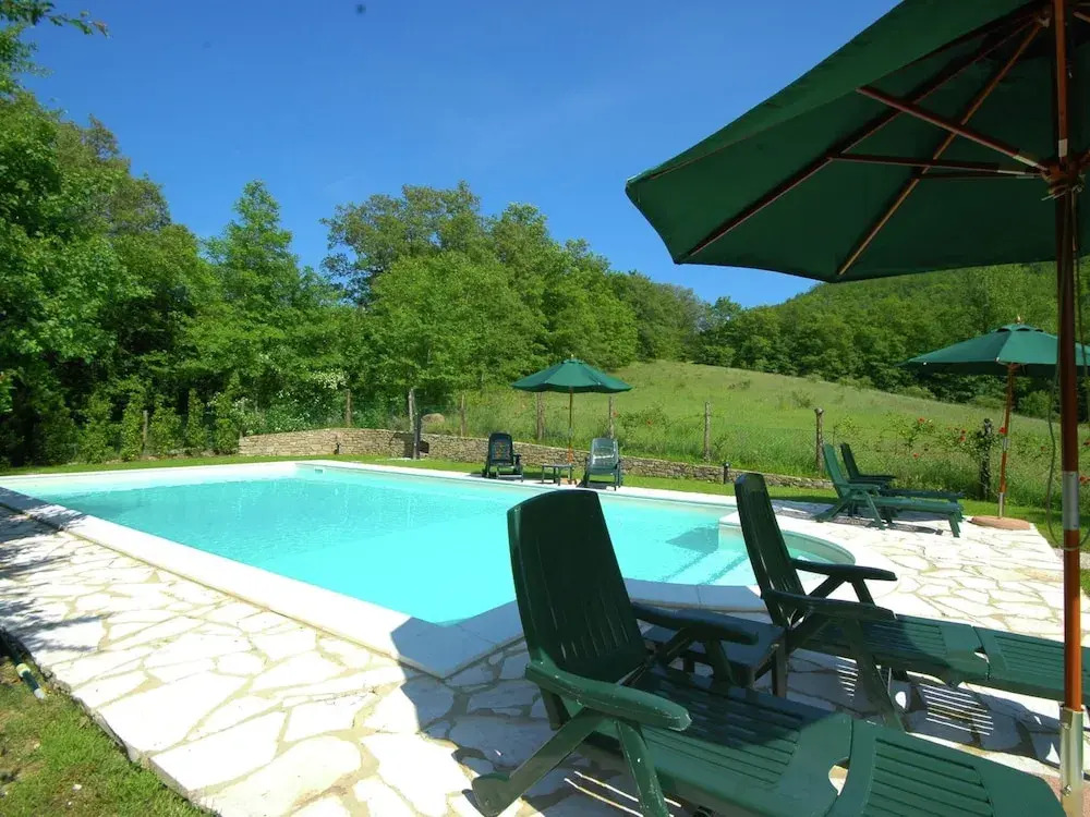 Holiday house overlooking lake near Tuscany