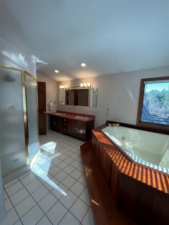 Brandy Pond Overlook Limit 14 4 Bedroom Home by RedAwning
