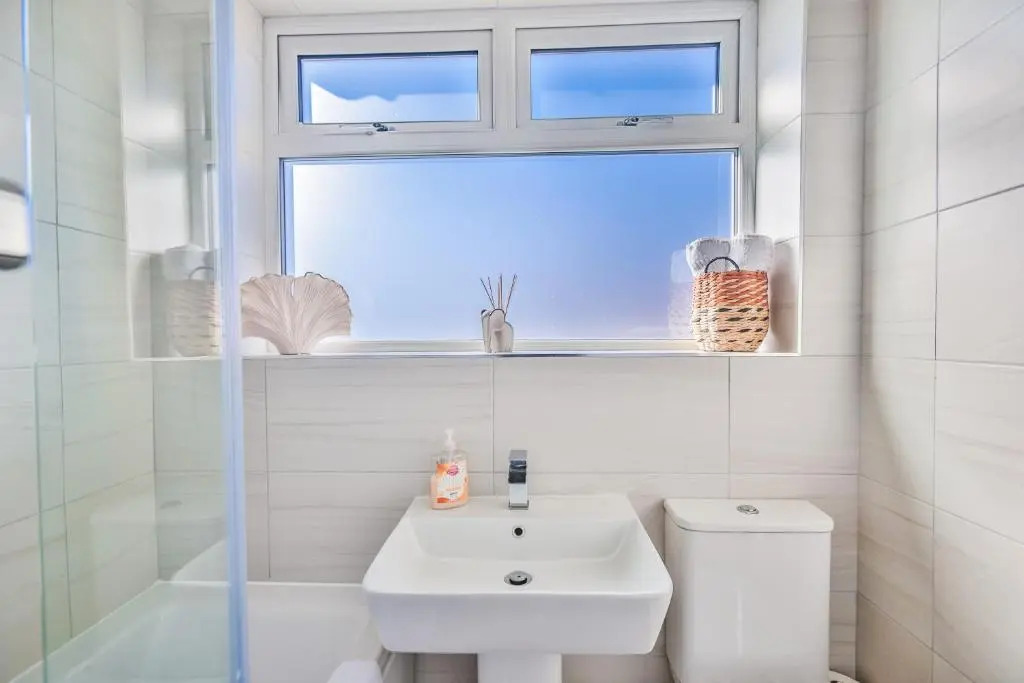 Modern 3-Bed House with Parking - Sleeps 7!