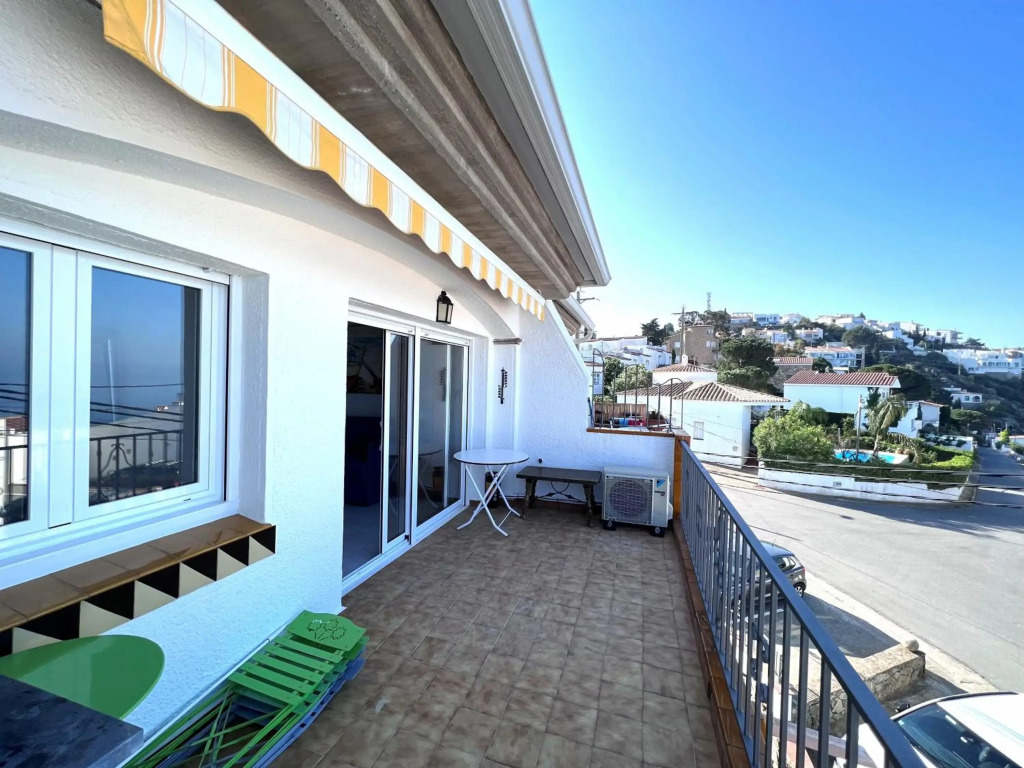 Bonito apartamento con vistas al mar y piscina