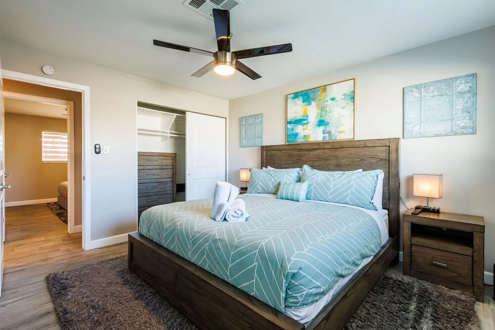 4BR Sleeps 8 Heated Pool Yard Games Bbq!