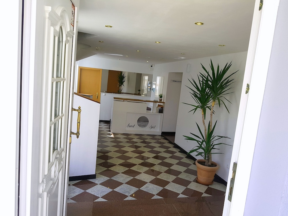 Sunset Split Rooms