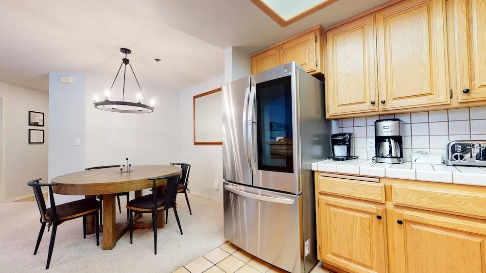 Silver Bear 21 Updated, Light and Bright, Walk to Canyon Lodge and Gondola by RedAwning