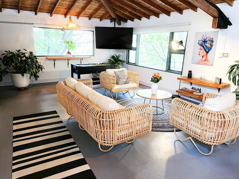 Vintage House With Jacuzzi In Manila