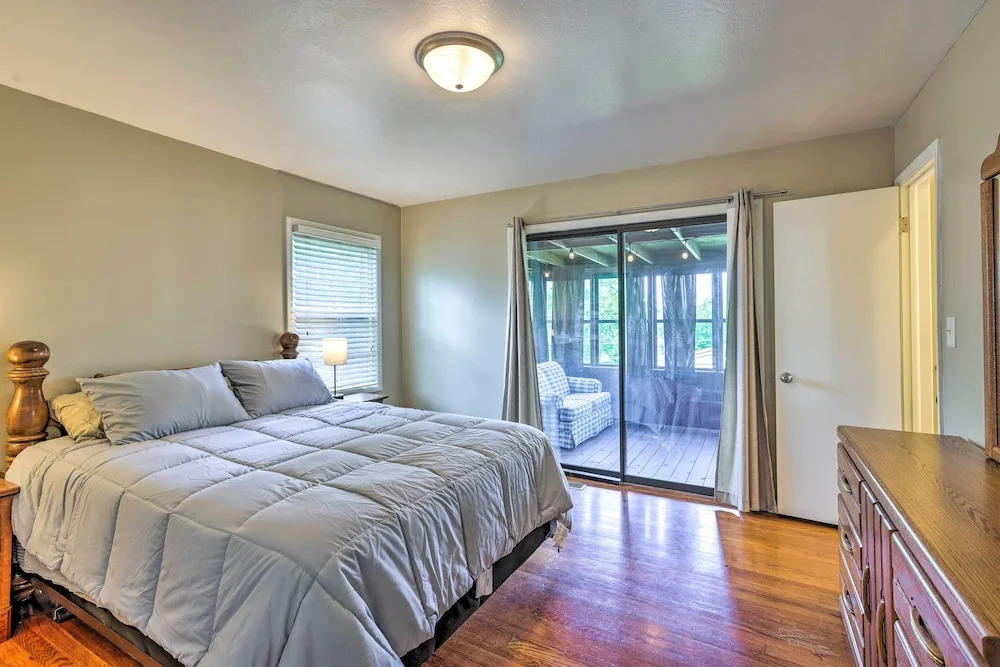 Family-friendly Omaha Home ~ 5 Mi to Dtwn!