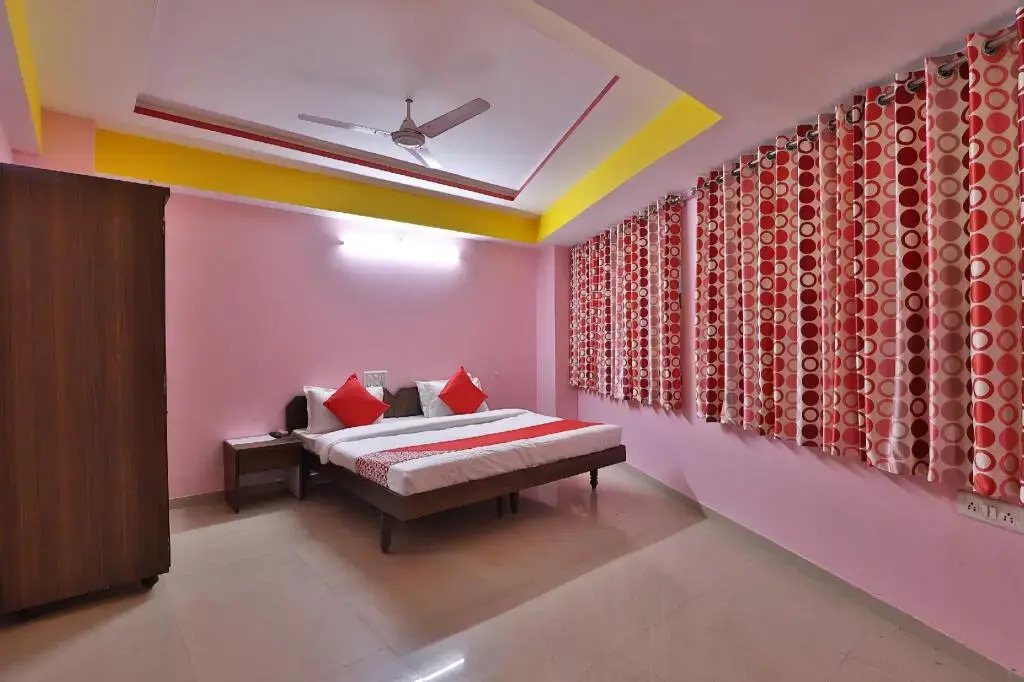 Radhesh Banquet Hall And Rooms By OYO Rooms