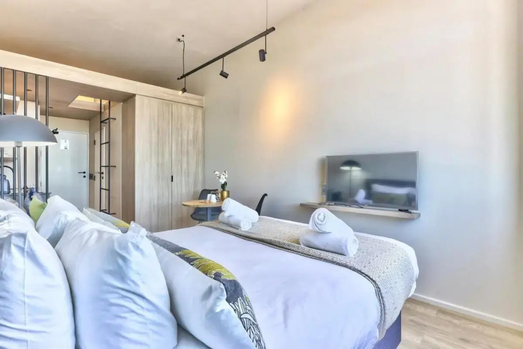 Upmarket East City Apartment w views