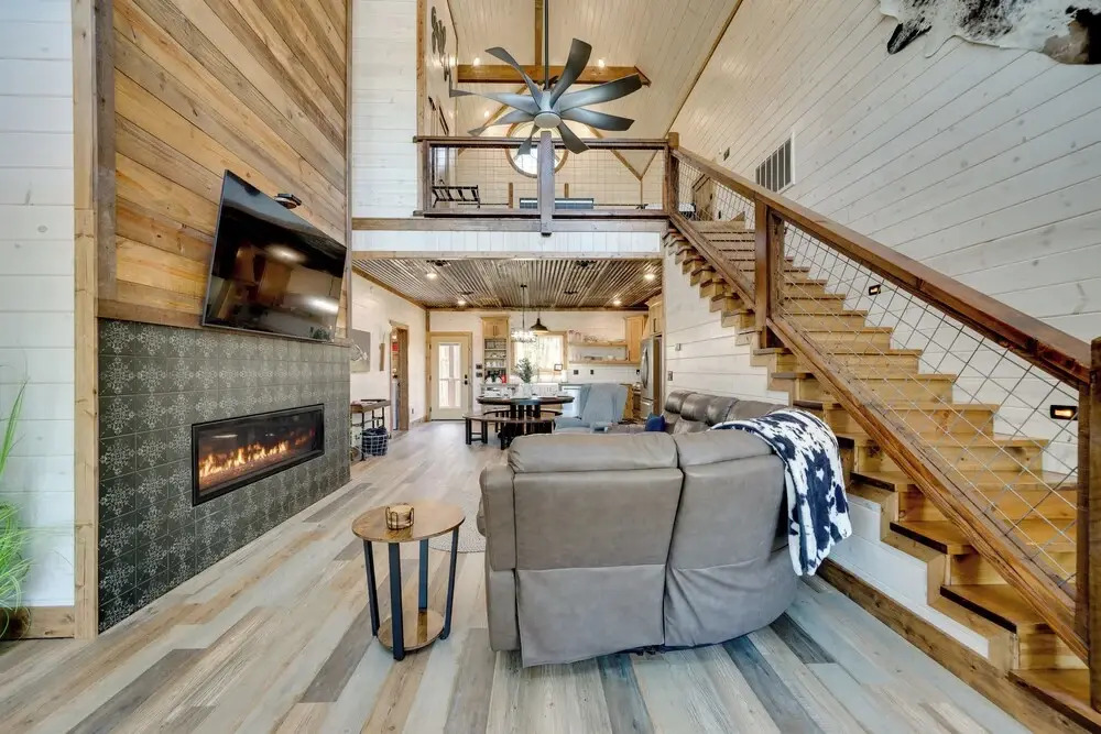 Broken Bow Cabin w/ Hot Tub, Pool Table & Fire Pit