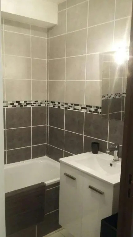 Cosy 37 M2 With Pool On The Seaside