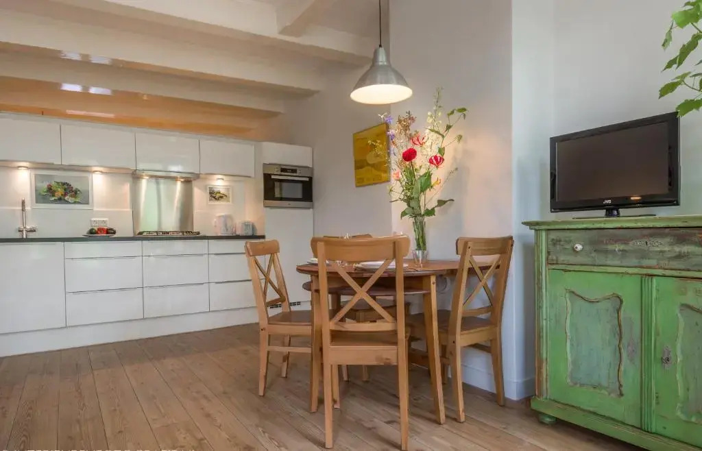 Canal View Amsterdam apartment