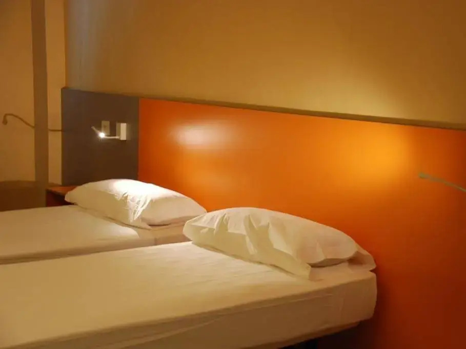 Twenty Tu Hi-tech Hostel