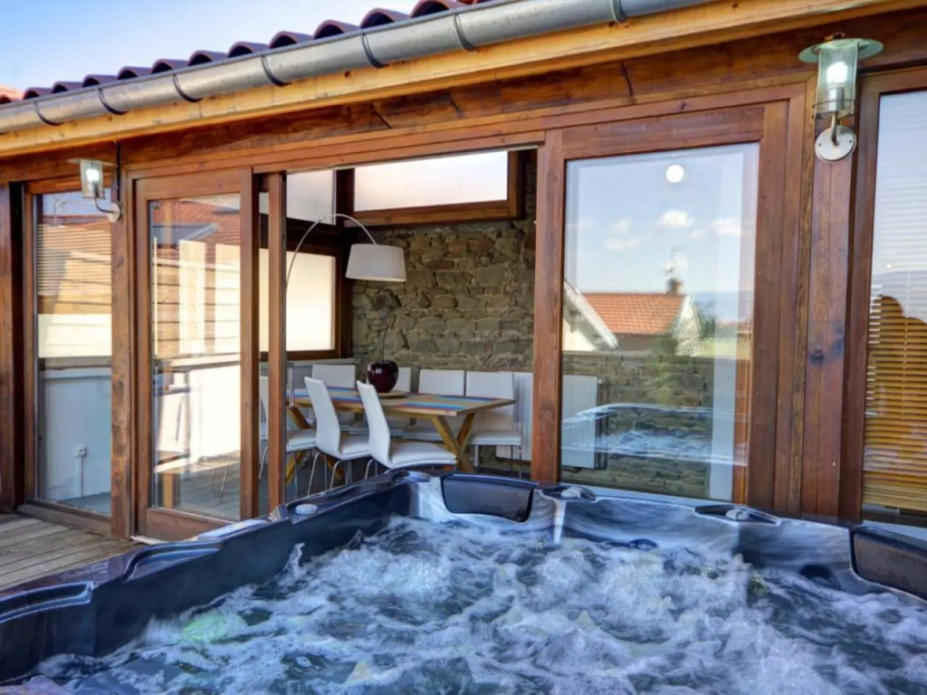 Gîte 3 chambres avec hammam, sauna et jacuzzi à Cellieu - FR-1-496-8