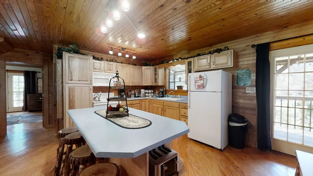 A Cowpoke's Dream 3 Bedroom Cabin by RedAwning