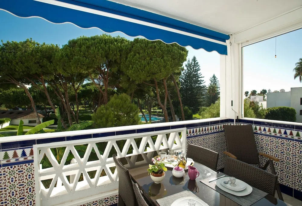 Beach Front Apt, Puerto Banus, Family Freindly, Free Wifi /parking.pools, Aircon