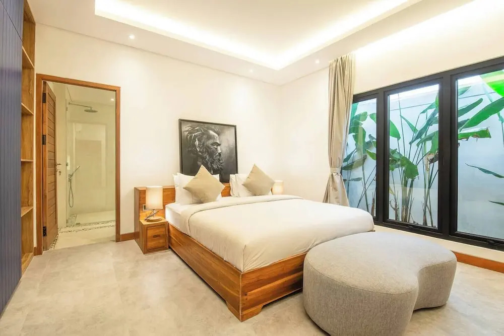 Elegant 3BR Retreat, Stylish Modern Villa Seminyak