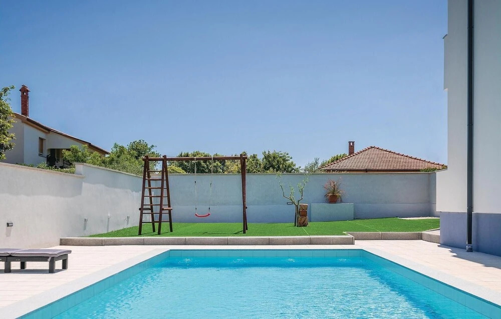 Awesome Home In Loborika