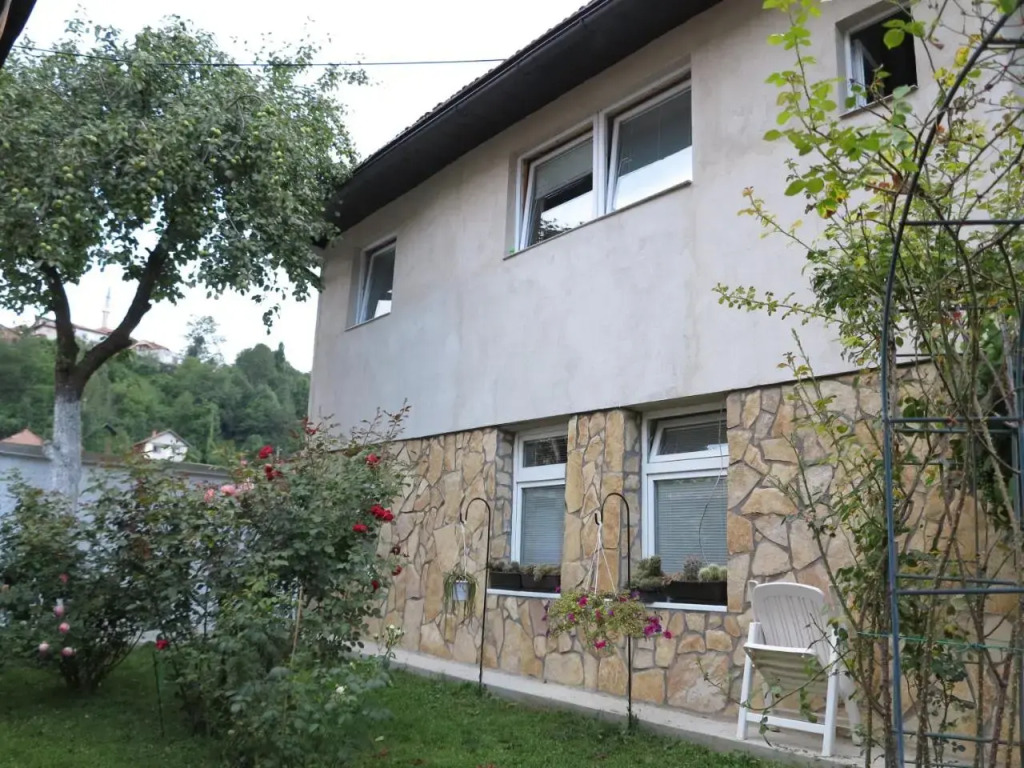 Modern&Cozy Bosnian house with GARDEN+FREE parking