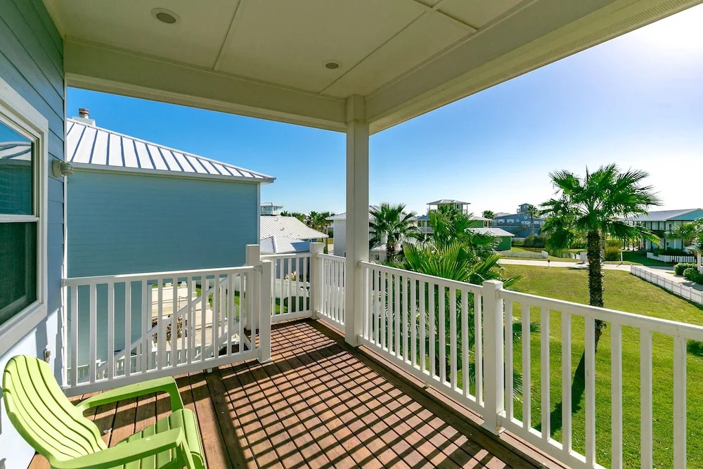 Walk To Beach! 3br, 3ba In Royal Sands With Access To 2 Pool 3 Bedroom Home