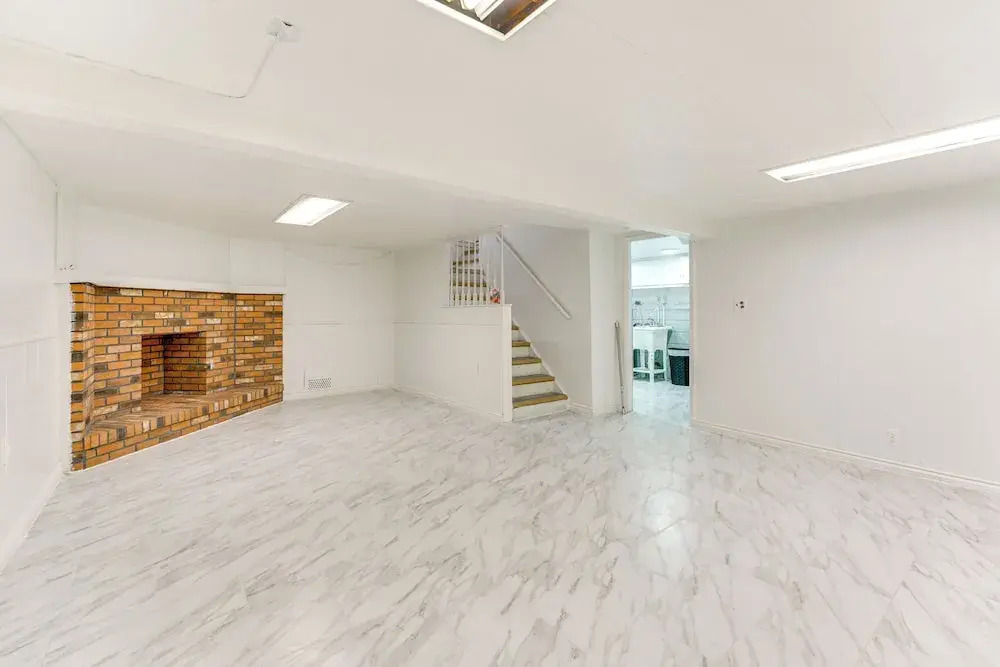 13 Mi to Downtown Detroit: Bright Home