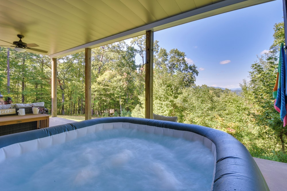 Mtn Views, Game Room, Hot Tub! Lakemont Retreat