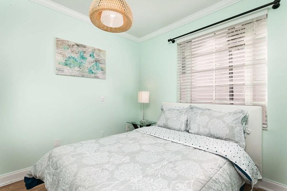 2 bedrooms on Collins Ave and 8th Street