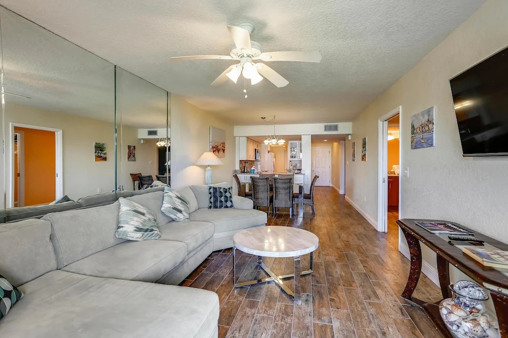 Land's End 303 Building 6 Updated / Beachfront Condo!