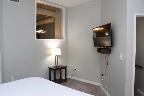 The Lodge,Pets Ok, WiFi, Near Hospital, KingBed, Monument Circle