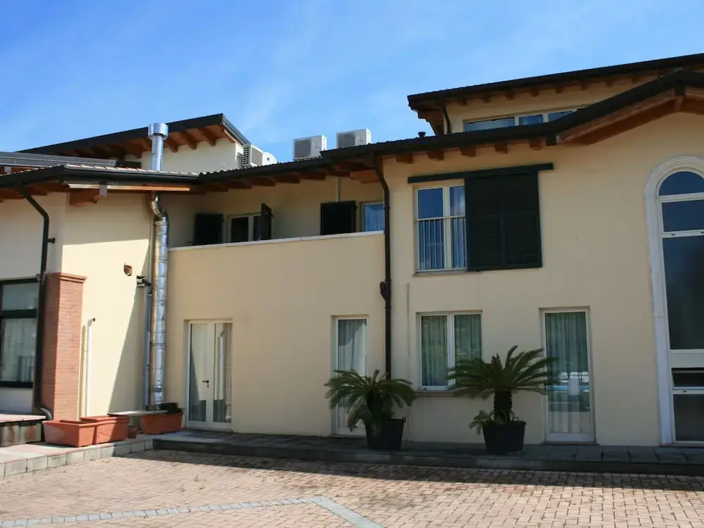 Agriturismo with Pool near Golf Course & Salò