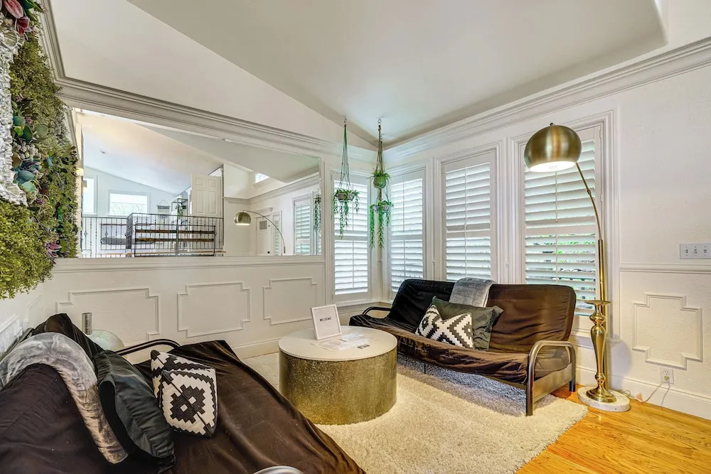 Huge 4,000 Sq Ft Basecamp: Walk to Bell Canyon