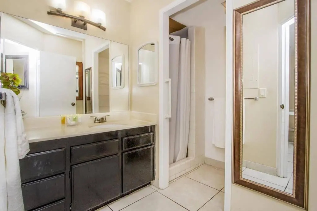 Royal Kuhio Penthouse With Ocean View on 35th Floor