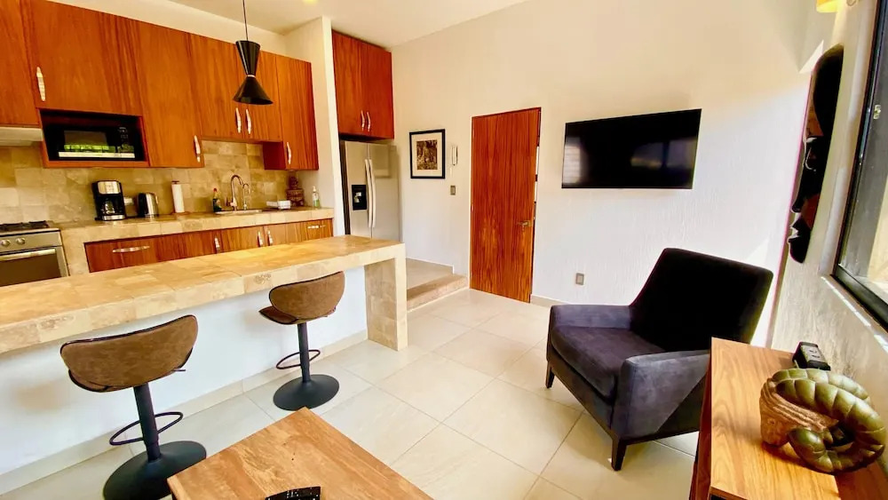 1 Bedroom Guest House - Walk To Everything -patio -gym -pickleball Court - Bikes