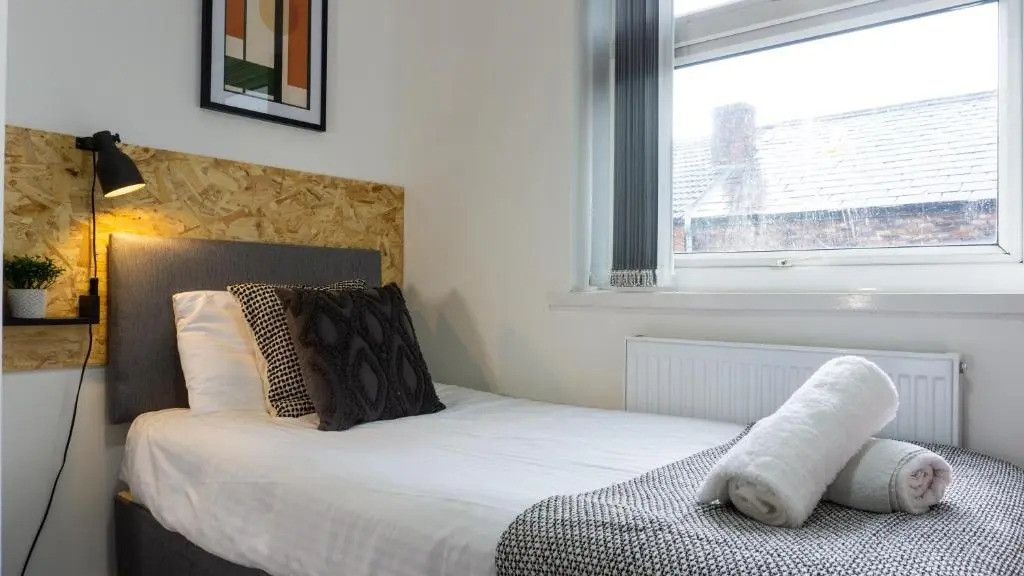 Air Host and Stay - Heyes House- Sleeps 7, free parking, mins from LFC
