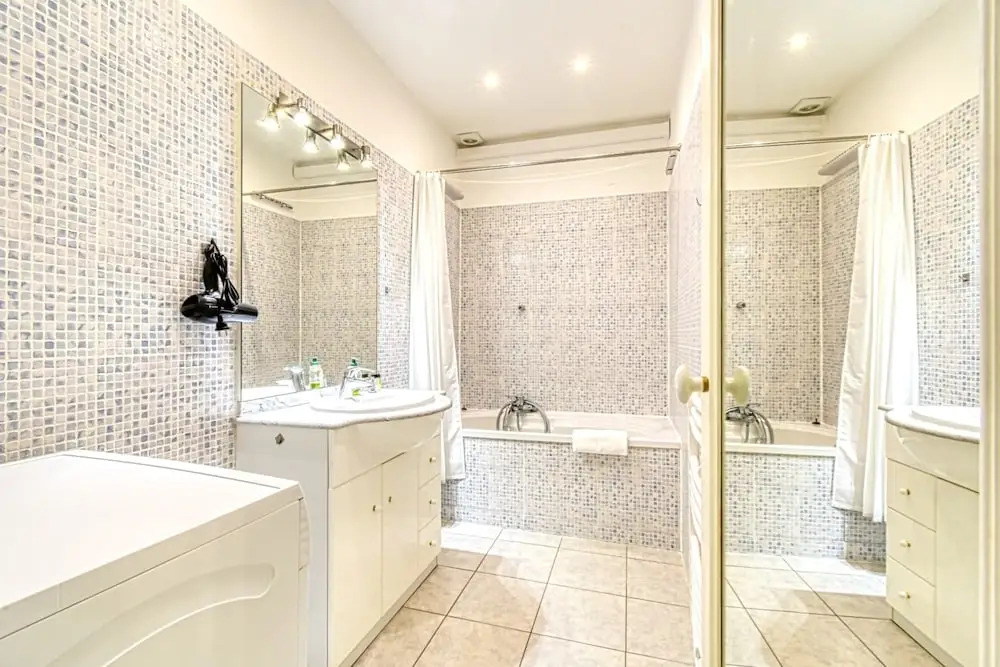 Bright and Beautiful Apartment, 10 Mins From Palais & Croisette