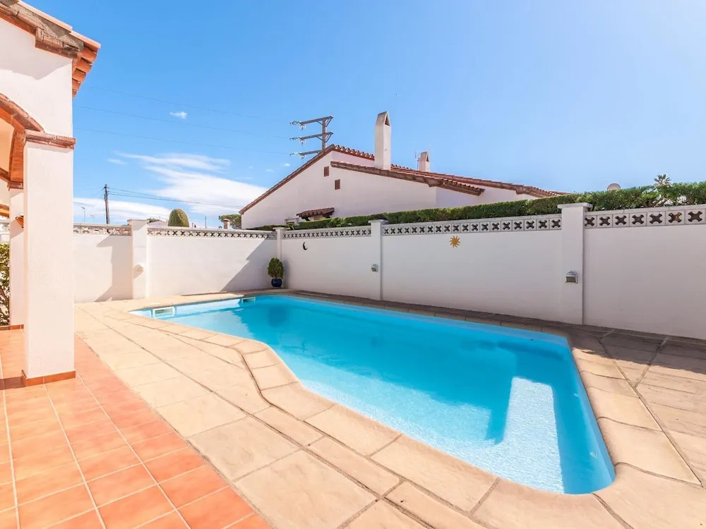 Cosy Holiday Home L'escala With Swimming Pool