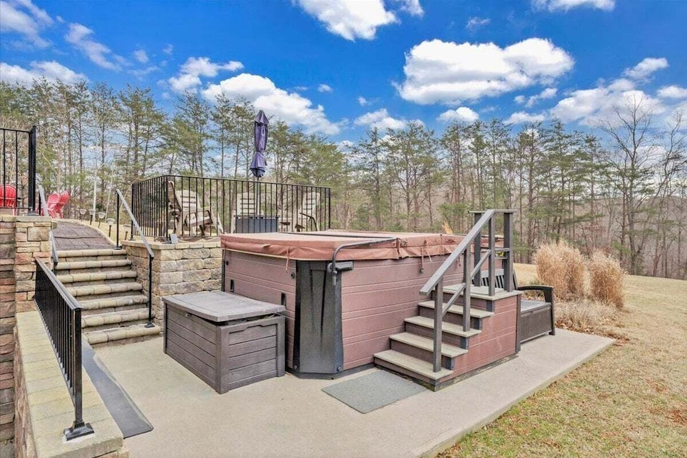 Liberty Pines - Lakefront Log Home, Swim Spa & Game Room