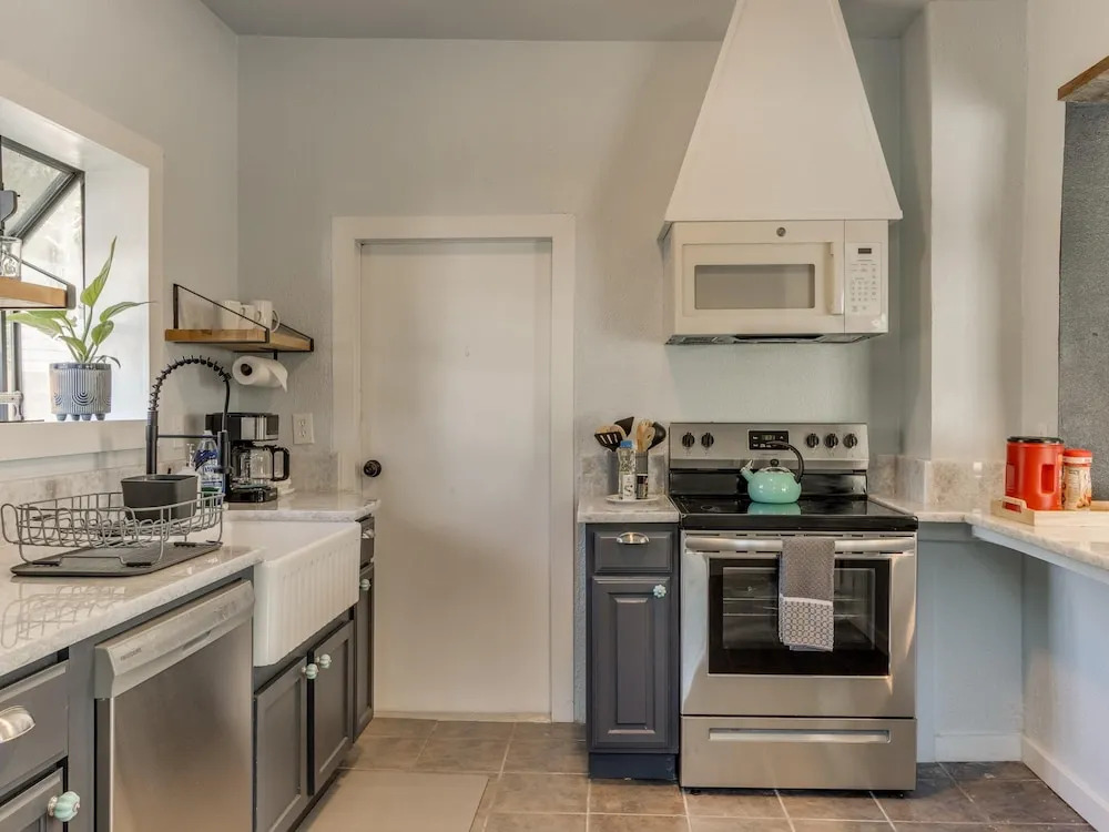 2BR Stylish Retreat in Midtown