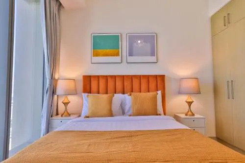 Luxurious Apartments Dubai Marina Views - Pool & Gym by Sojo Stays