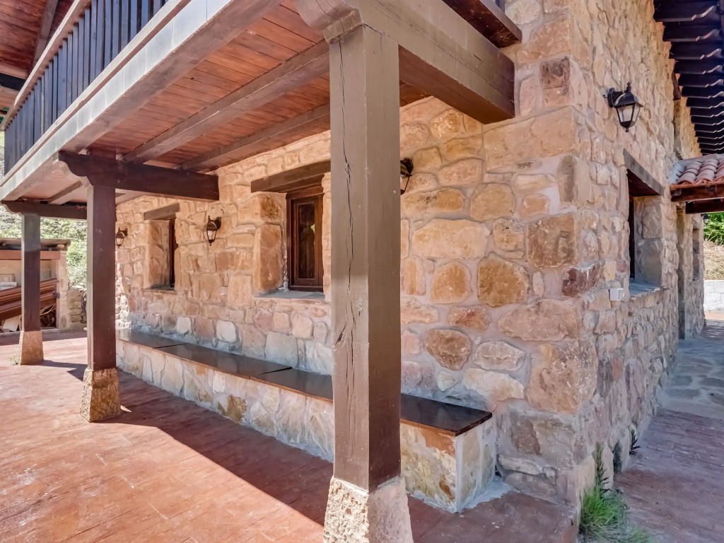 Rustic Holiday Home in Merilla with Valley View