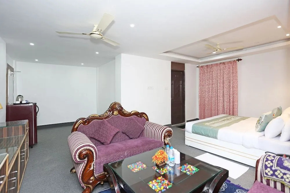 OYO 9855 Hotel Royal Suites