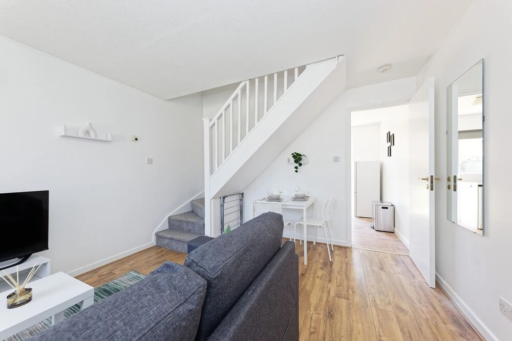 Lovely 2-bed House in Kent - Parking Available