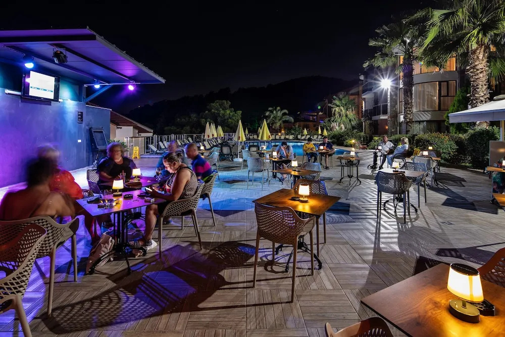 Tropical Deluxe Hotel