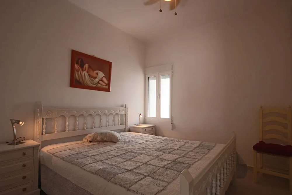 Private Family Retreat With Pool Short Walk to the Sea