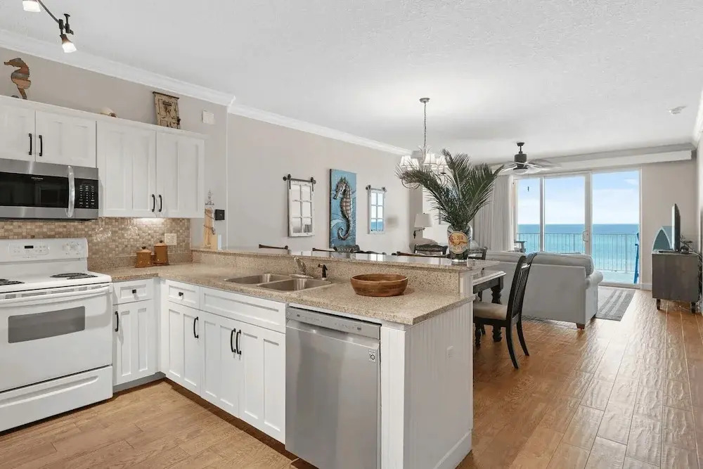 Emerald Isle Resort 405 by Avantstay Beachfront, Beach Chairs + Pool Access