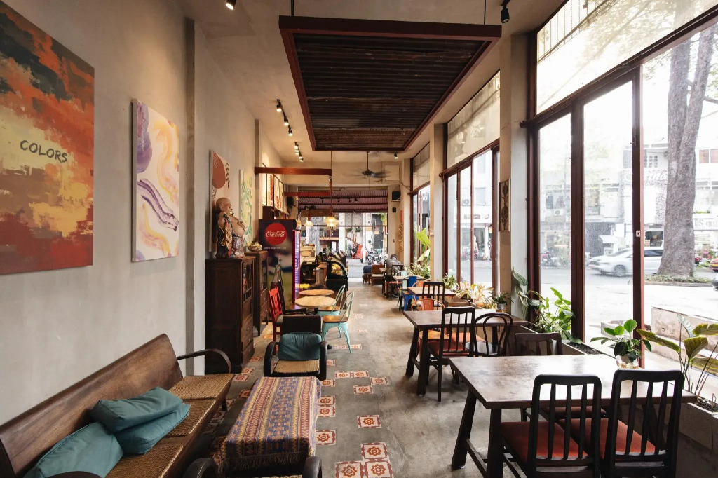 9 Hostel and Bar