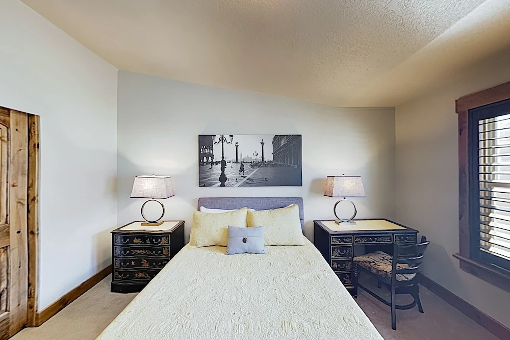 New Listing! Contemporary W/ Lake Views 3 Bedroom Condo