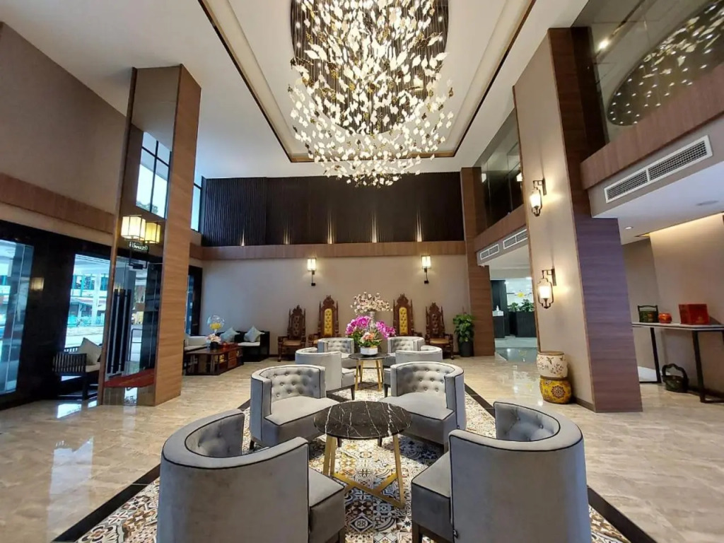 CHRISTEE SUITES HOTEL