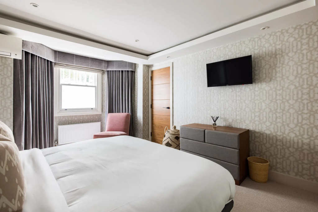 Bright South Kensington Garden Maisonette with AC and Gym Room